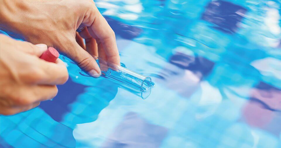 Comment-analyser-l-eau-d-une-piscine.jpg