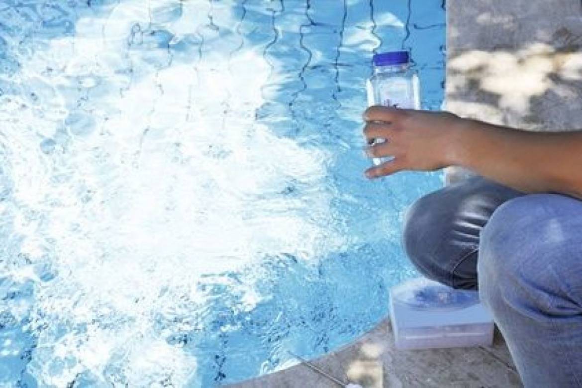 l-analyse-de-l-eau-de-la-piscine-st-sauveur.jpg